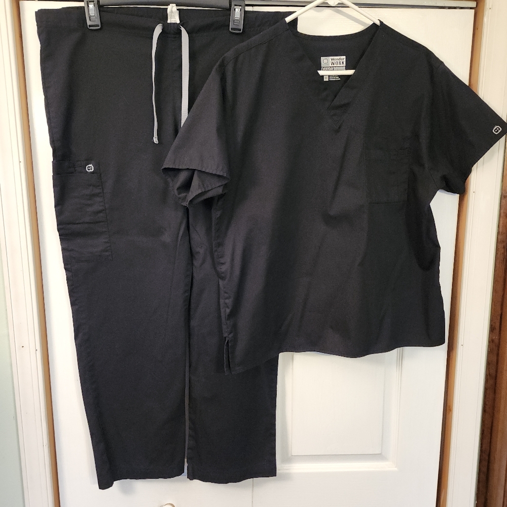 WonderWink Men’s Black V-Neck Scrub Top and Pants Set